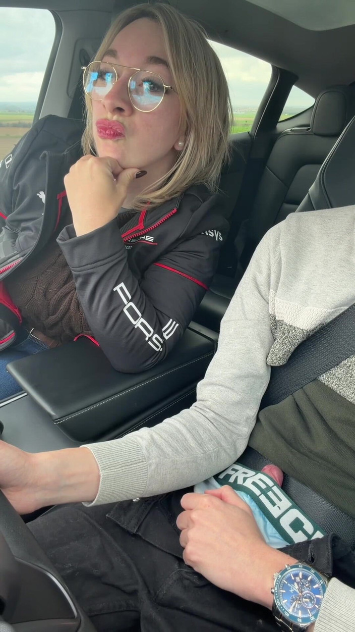 GIULIANA_OFFICIEL: Je Suce Toute En Roulant Mon Mec En Dépassant Des...