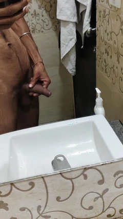 Quelle délicieuse bite matinale, éjaculation dans la salle de bain