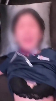 Stewardess en vliegtuigseks ze laat me keer op keer rechtop staan totdat ik op de rand van ejaculatie sta