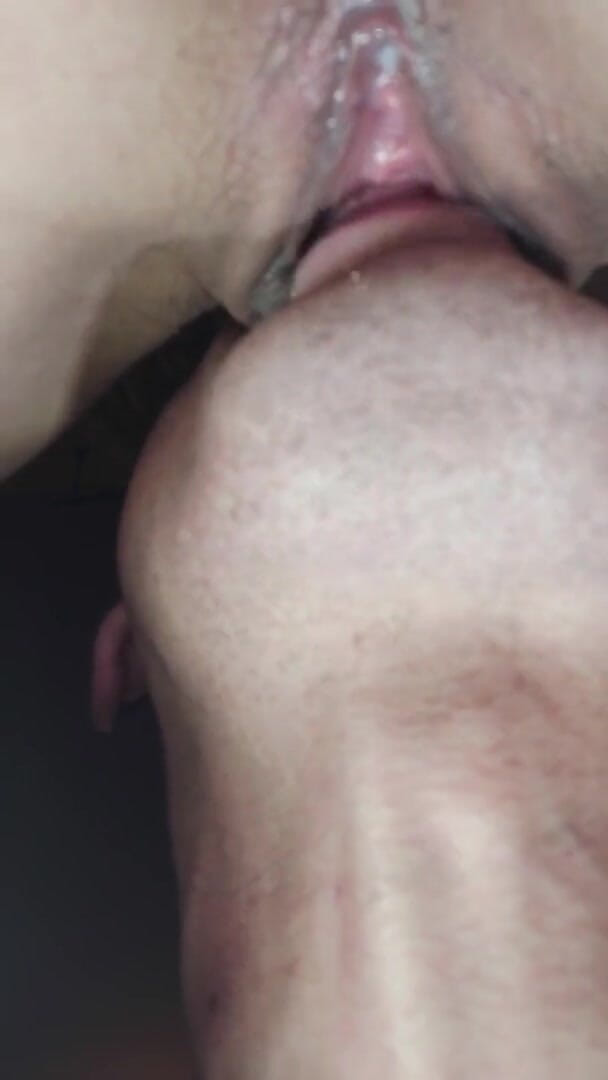 Wet Pussy Fuck: Поголена пизда тінки лизала дуже крупним планом дуже мокру пизду