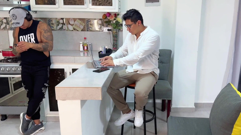 Winter_steph: Pembuli membuatkannya melakukan kerja rumah dan nerd mengongkek teman wanitanya...