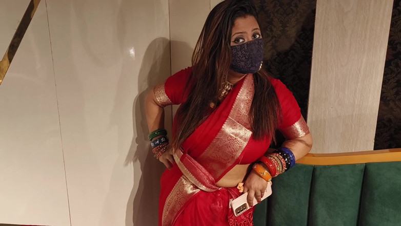 IndianMyra07: Indische stiefmoeder betrapte haar stiefzoon op aftrekken met haar slipje...