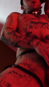 Ftm Pole Dance futându-mi cu degetul pizda mea păroasă până când ejaculez