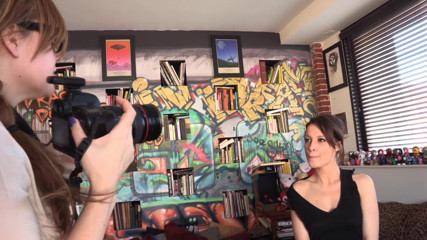 Naughty Girls: Une brune se fait lécher la chatte par un agent...