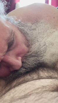 Groß bärtiger papi lutscht schwanz von jungem schwanz
