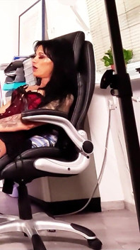 Une MILF se masturbe au bureau