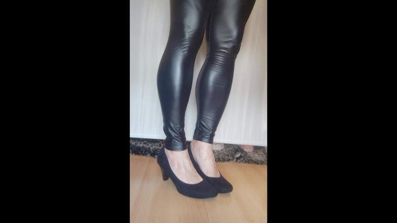 Nattalie Trans: Legging Kulit Faux Hitam dan Sepatu Hak Tinggi