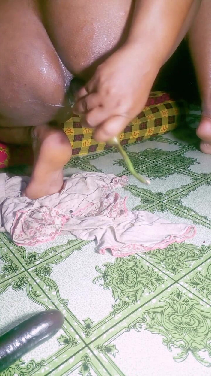 Sadia vabi: Saya menjolok pepek oleh Big Brinjal