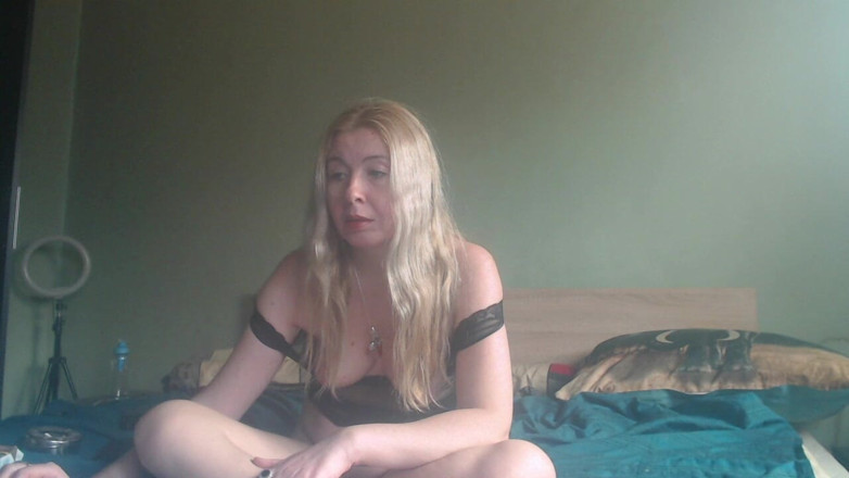 sunshinegoddes: Grande beleza loira peituda perfura sua buceta com um vibrador!