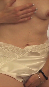 Femeii mature excitate îi place să se masturbeze când este singură acasă