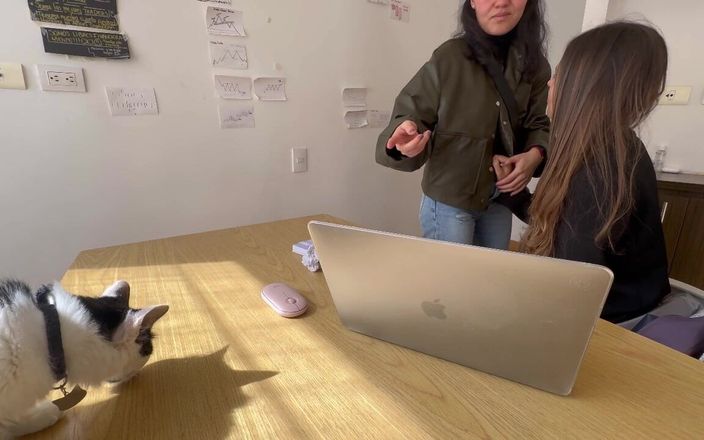 scarlettandc: Thư ký của tôi lắc mông cô ấy và cho phép...