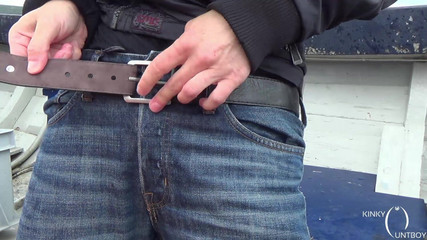 FTM Kinky cuntboy: Pisse authentique dans un bateau de pêche en mer