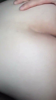 Cette modèle de Shibuya incroyablement mignonne adore les jeux d’exhibition. Un facial finit directement en creampie brut