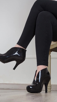 (705) Coleção de sapatos: Botas de tornozelo com geléia preta de salto alto - Dame Olga (4k)