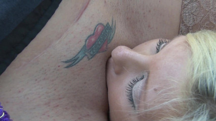 Hot Girlz: Zlobivá blonďatá lesbička jí venku kundičku a je sexy