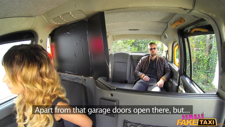 Female Fake Taxi: Female Fake Taxi - safada nova motorista provoca um garanhão em...