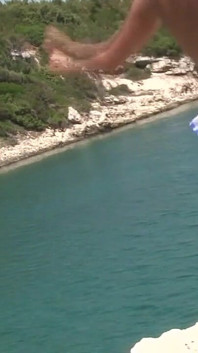 La marinaia tettona si mostra all'aperto in riva al mare