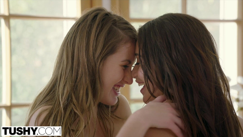 Tushy: Tushy iki üniversiteli kız zengin adam için sikişiyor