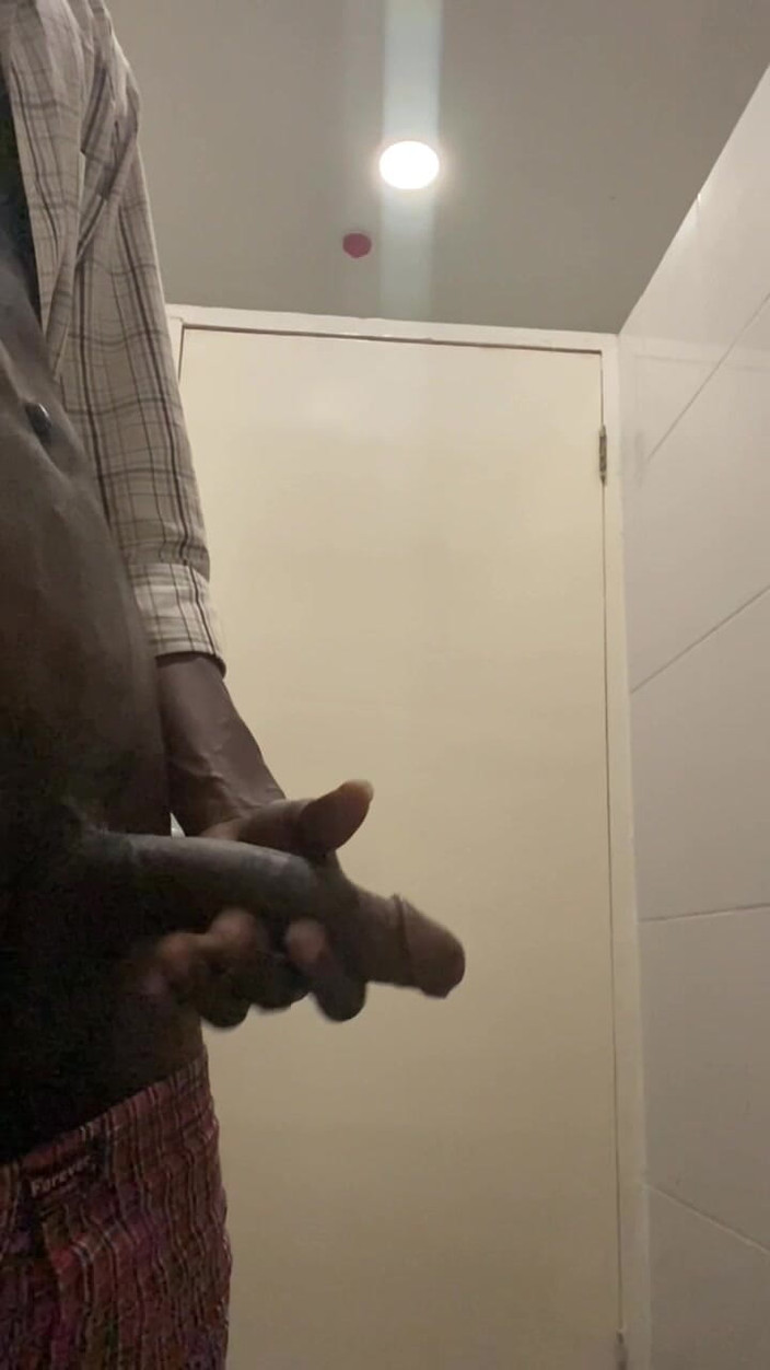 Slimniqqa: 大黑屌在办公室撸管被抓