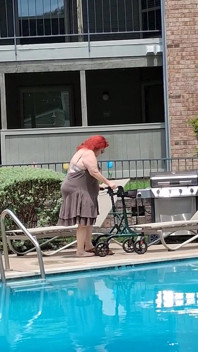 L’été Est Arrivé! Il Est Temps Pour La Première Visite À La Piscine, Grosse Infirmière Sexy À La Façon Vicki !