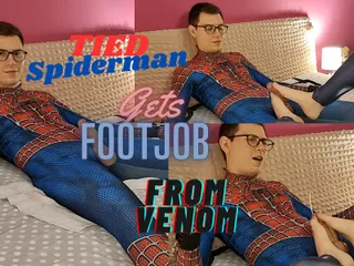 Gebonden spiderman krijgt voetenbeurt van Venom