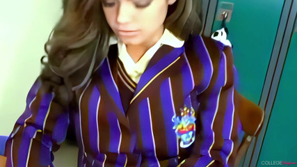 College Uniform: Samantha Buxton कक्षा सामंथा बक्सटन की विशेषता है