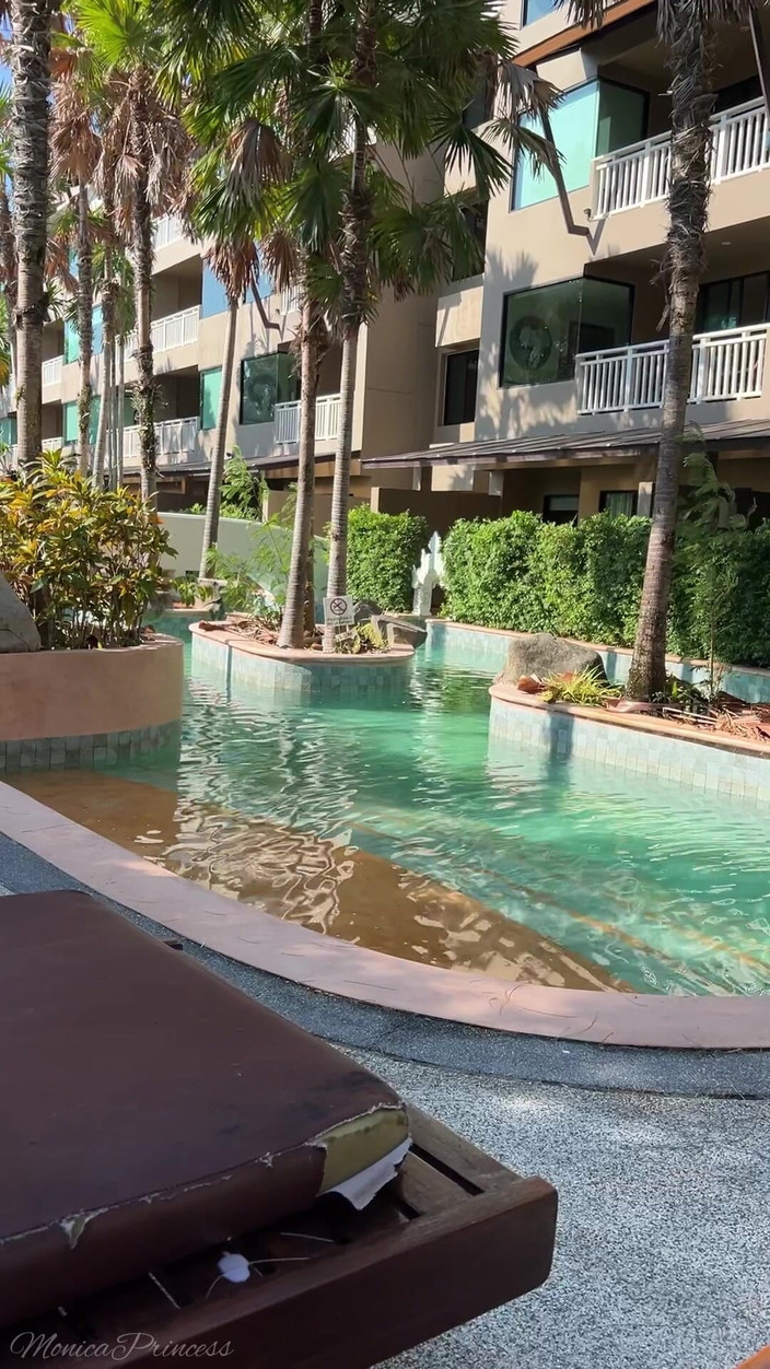 Princess Monica: Škádlení nohou venku při sledování filmu