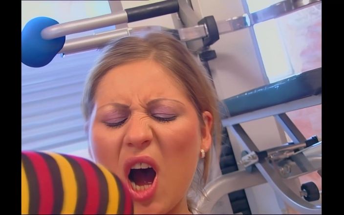 German Porn: Pacarku yang sempurna ngentot di gym