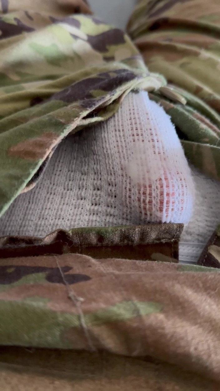 Gay Soldier Stuff: 군복 아래 운동복 끈을 착용하고 반바지를 입고 자위하는 육군 군인