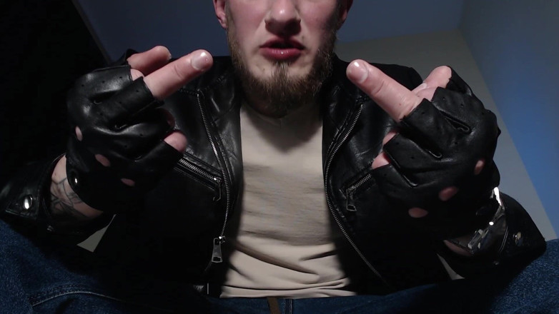 Hunky time: レザーのアルファは唾を吐き、支配を養う。