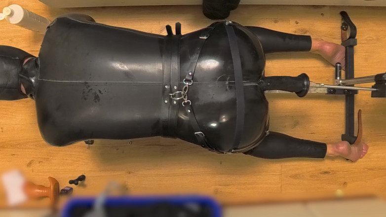Chastitybeltboy: Latex trinh tiết lồng sissy trên máy tình dục pillory...