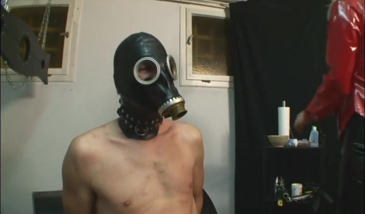 Absolute BDSM films - The original: Gaz maskesi içinde penis aşağılama