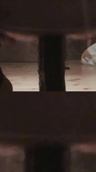 Jovem fode sua bunda com um enorme consolo