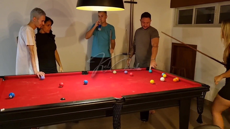 Kel Abate: 수영장에서 노는 법을 배우고 싶었던 핫한 소녀들은 결국 자지를 따먹게 되었습니다.