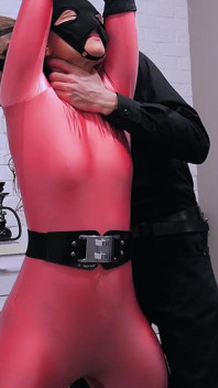 Super-herói capturada é interrogada pelo vilão com múltiplos orgasmos!