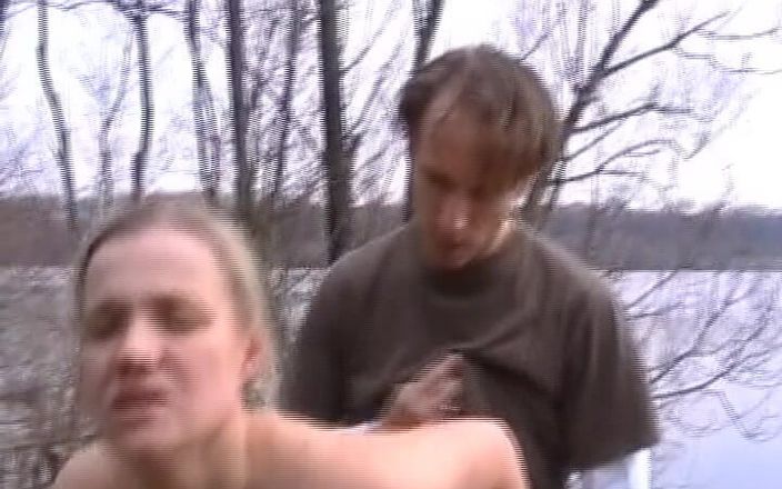 Enjoy German porn: 호숫가에서 섹스한 후 지즈로 살포하는 독일 금발 인형