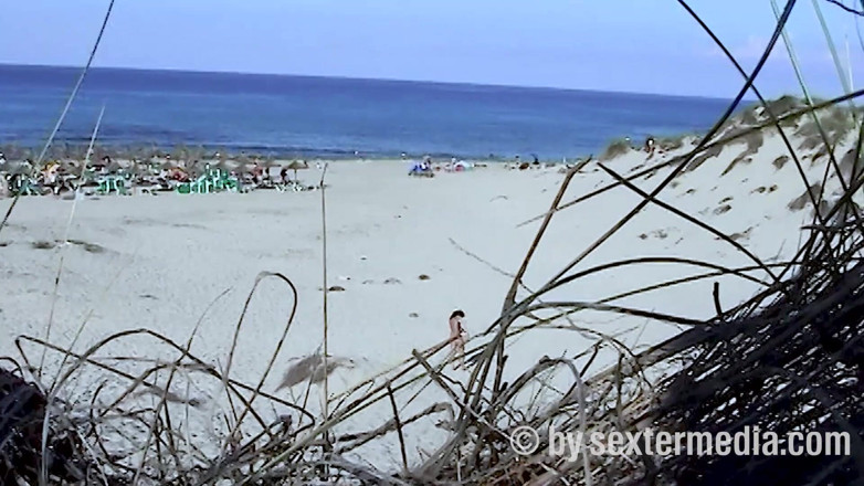 Beachbitches: La Chica De La Playa Barbetta Se Desnuda Entre Los...