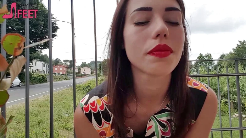 Smokin Fetish: La mora petra fuma le sue ciggaretes all'aperto