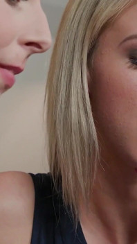 Due ragazze piuttosto arrapate vogliono scopare un grosso cazzo