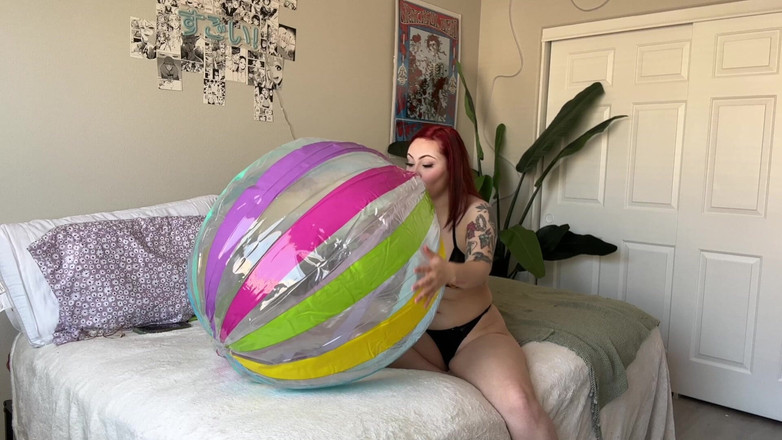 Lenna Lux: Mamando mi bola inflable pt 2