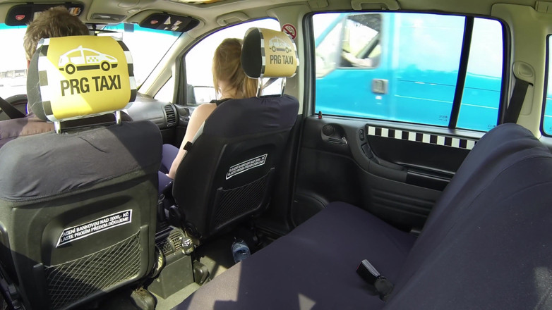 Czech Taxi: Si cantik memancut seluruh kabin