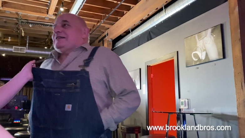 Brookland Brothers: Giovane troia calda succhia un vecchio cazzo!