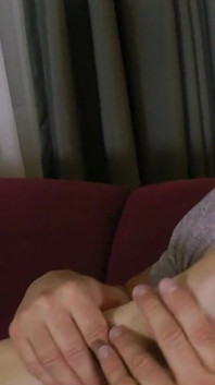 Blonďatá omračovačka Cadence Lux má první footjob!