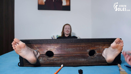 Czech Soles - foot fetish content: 无情地挠挠她的大赤脚