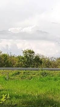 奴隷のTihは今日、彼のファンのために高速道路を裸で歩きました