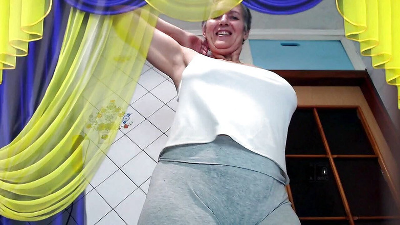 Lukerya: Stará Sexy Lukerya. Dlouhé kalhotky s krajkou proříznutou do kundičky....