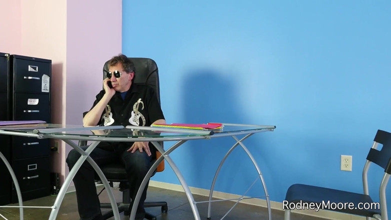 Rodney Moore: Spinner stiefdochter heeft een gezicht vol sperma nodig