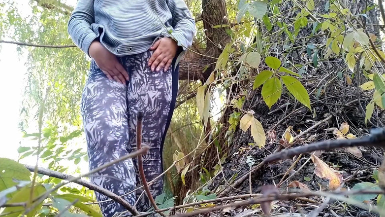 OurFetishLife: 성숙한 계모가 자연 속에서 도기 스타일로 자위한다