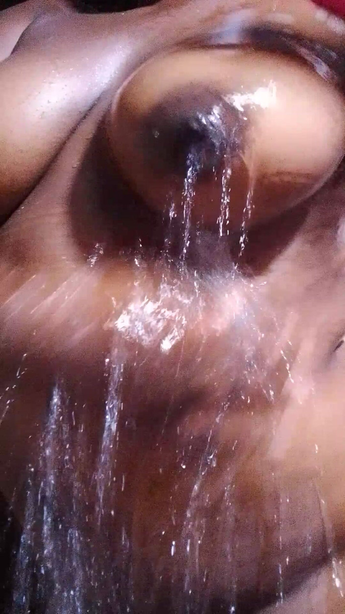 Scarlletbrown: Eu lavei meus mamilos e cu