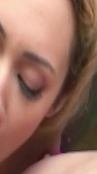 Blonde sexy tiener Gwen met harig poesje geneukt in de keuken